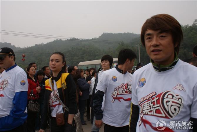 穿越地震带之什邡日记：地震周年谭咏麟黄日华众明星到蓥华小学
