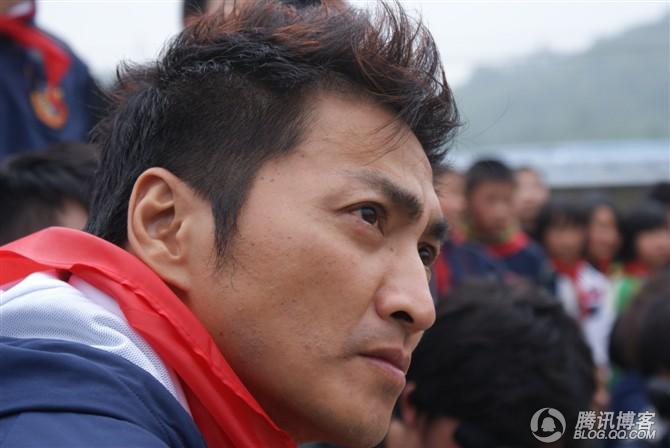 穿越地震带之什邡日记：地震周年谭咏麟黄日华众明星到蓥华小学