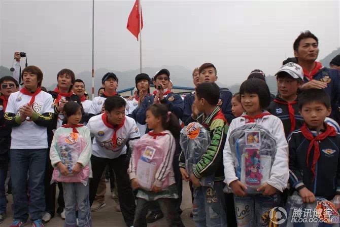 穿越地震带之什邡日记：地震周年谭咏麟黄日华众明星到蓥华小学