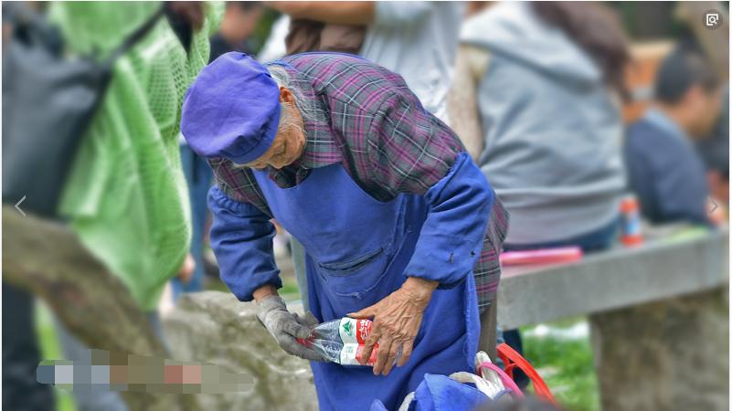老妇路口捡酒瓶,女人过马路见老人拾瓶子救人