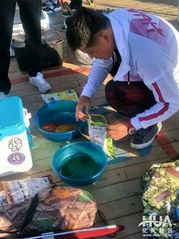 黑坑百斤巨物上鱼全过程,路亚黑坑钓获百斤鲈鱼