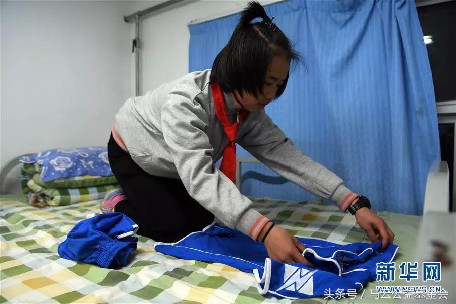 在这所乡村小学,谁学习好就会被校长拉去踢球,原因竟是……