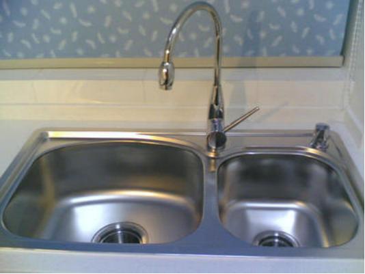 厨房水槽漏水用什么胶水补漏,厨房水槽漏水找谁维修