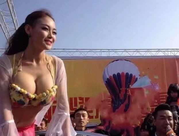 搞笑gif：公司搞活动，集体换裤袜比赛妹子们看起来不是很高兴啊