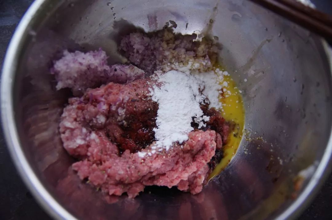 香港女孩卖包子一个70块，照样有人愿意花40分钟排队买，凭什么？