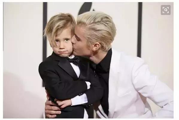 看了贾斯汀比伯的爸爸年轻时的颜值，不禁感叹基因的强大