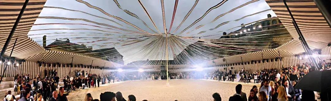 杨采钰迪奥马鞍包,杨采钰出席活动红裙惊艳十足