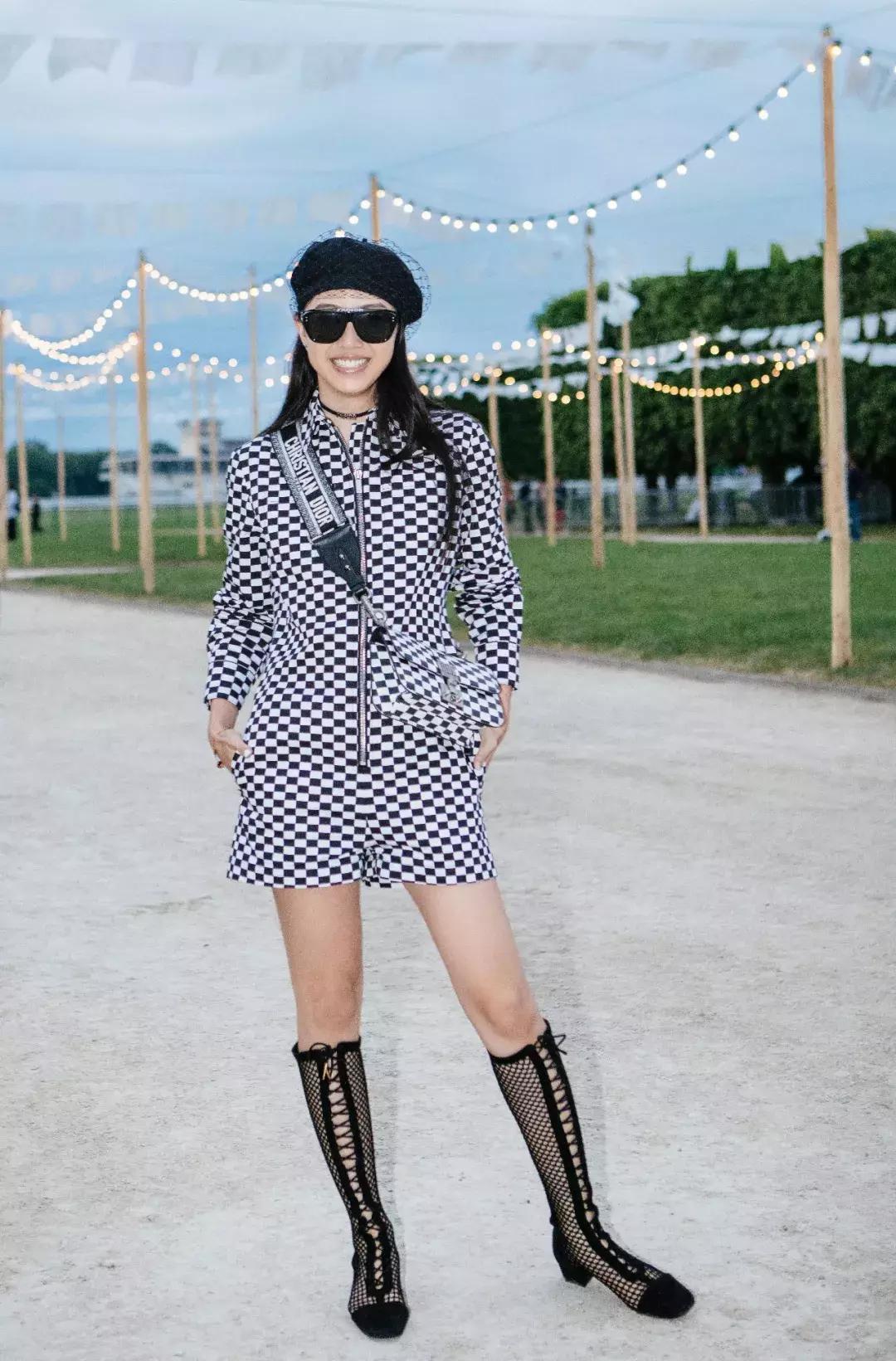 杨采钰迪奥马鞍包,杨采钰出席活动红裙惊艳十足