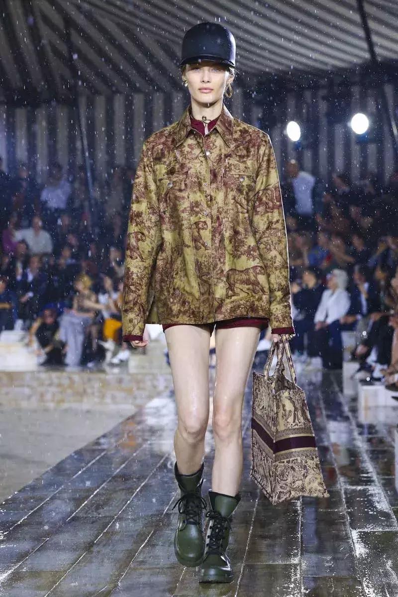 杨采钰迪奥马鞍包,杨采钰出席活动红裙惊艳十足