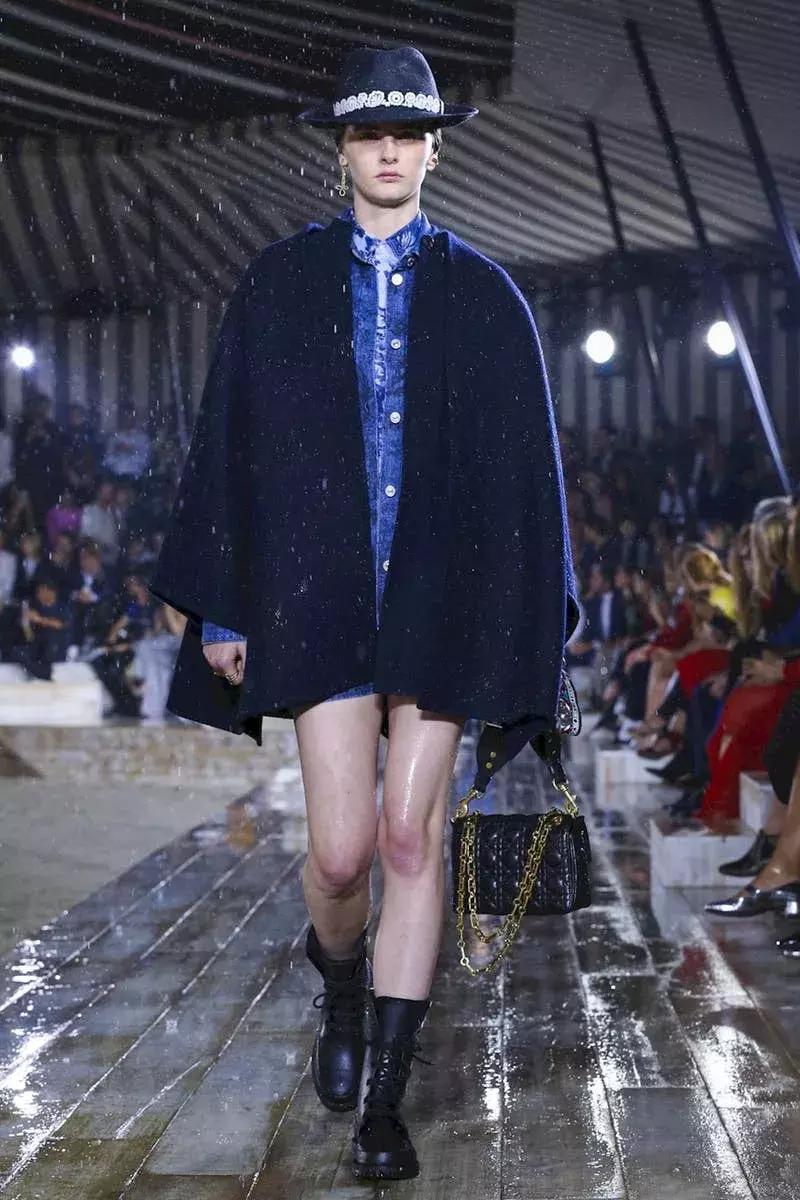 杨采钰迪奥马鞍包,杨采钰出席活动红裙惊艳十足