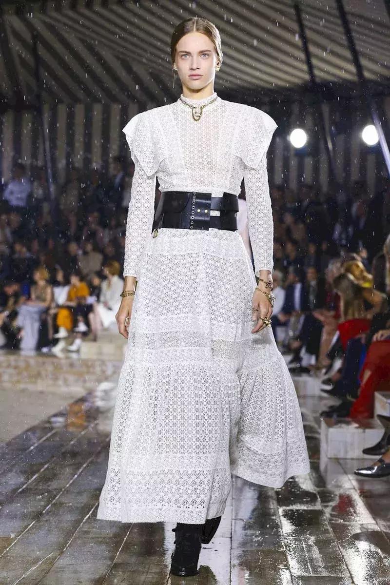 杨采钰迪奥马鞍包,杨采钰出席活动红裙惊艳十足