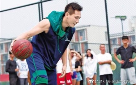 国足有望?诺一参加少儿足球比赛黝黑帅气刘烨原是篮球高手