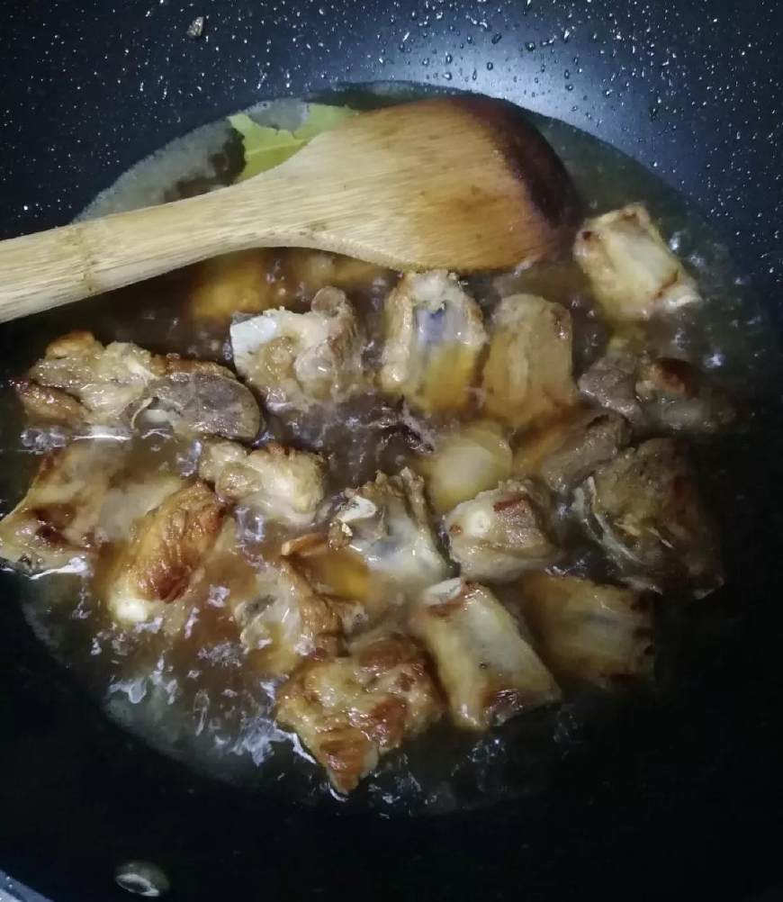 红烧排骨怎样做出来才好吃才爽口,红烧排骨最简单的做法软烂入味
