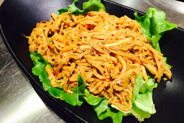 屋顶上烧烤,很有特色的一个火盆烤肉