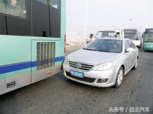 车蹭上黑色塑料痕迹怎么擦,新手蹭漆怎么解决