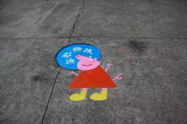 30所职校为井盖“整容”，以画会友，你的学校技术如何？