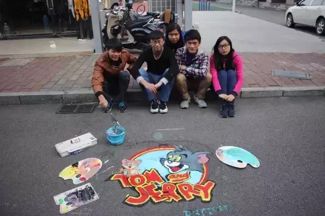 30所职校为井盖“整容”，以画会友，你的学校技术如何？