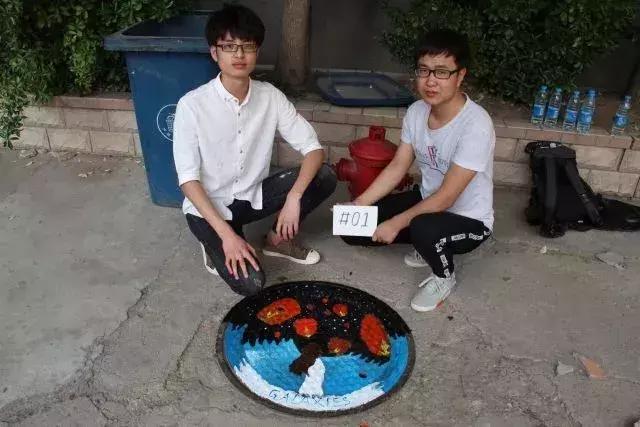 30所职校为井盖“整容”，以画会友，你的学校技术如何？