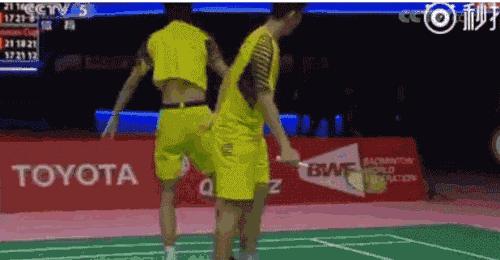 哈哈哈!国羽男队员撕衣服这个动作,连解说都忍不住笑了