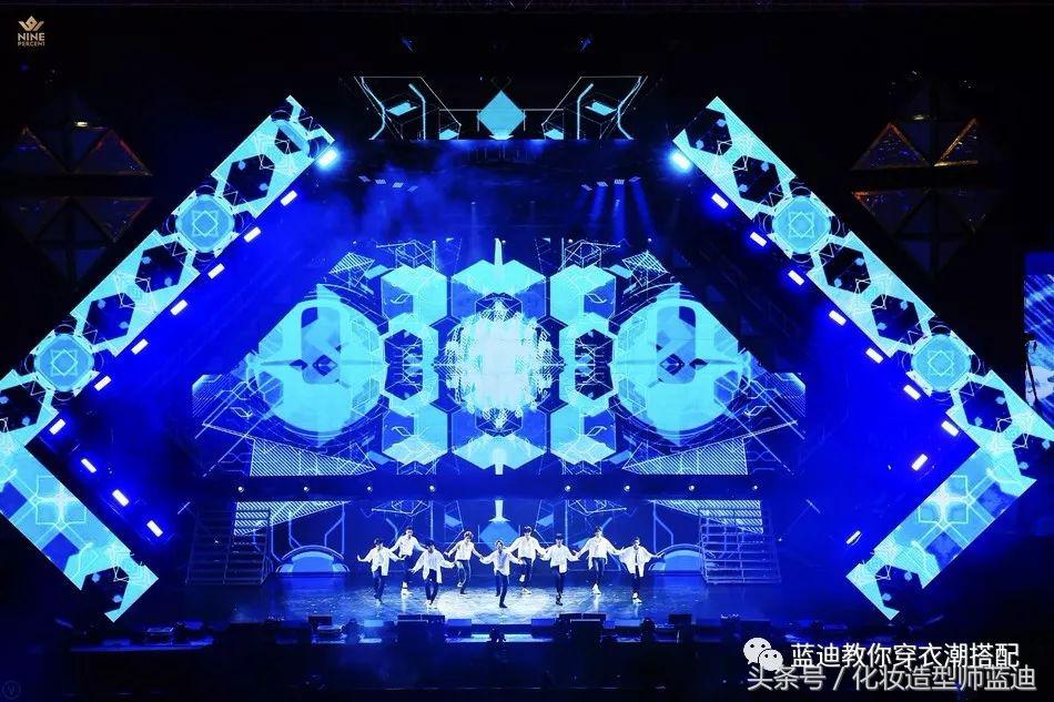 王俊凯一身棒球服,王俊凯机场穿运动套装