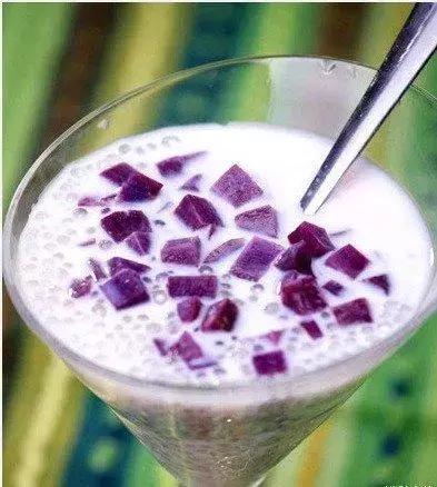 烧仙草有黑色的东西是龟苓膏吗,烧仙草里放的是龟苓膏吗