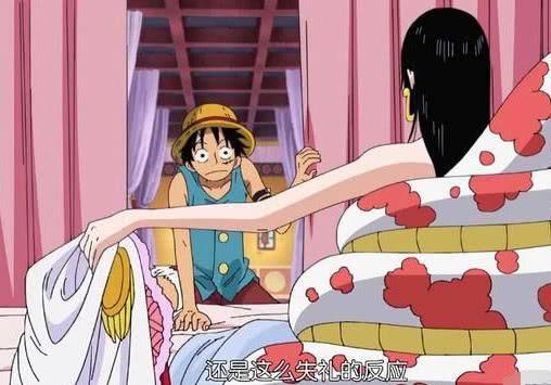 海贼王路飞身上穿船长的衣服,海贼王路飞两年前两年后的装扮