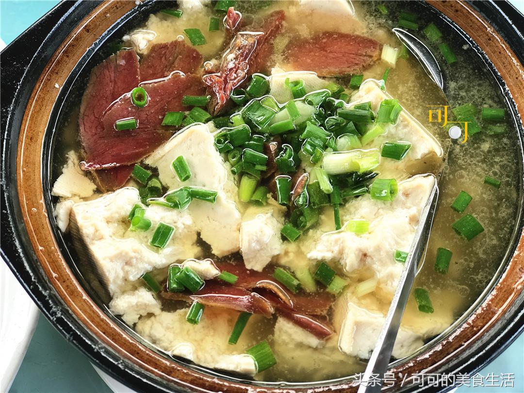 在新安江镇的农家乐，四个菜200元，第一次吃到新鲜河蚌