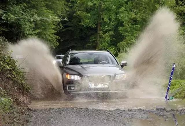 龟速侠对战闪电侠,光速侠vs闪电侠