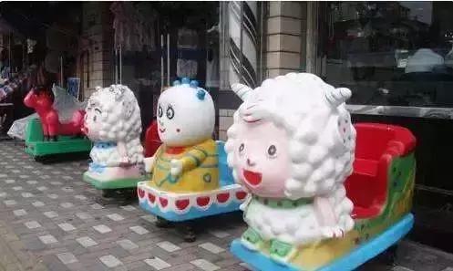 蹦床转盘小孩能玩吗,大型滑滑梯小宝宝能玩吗