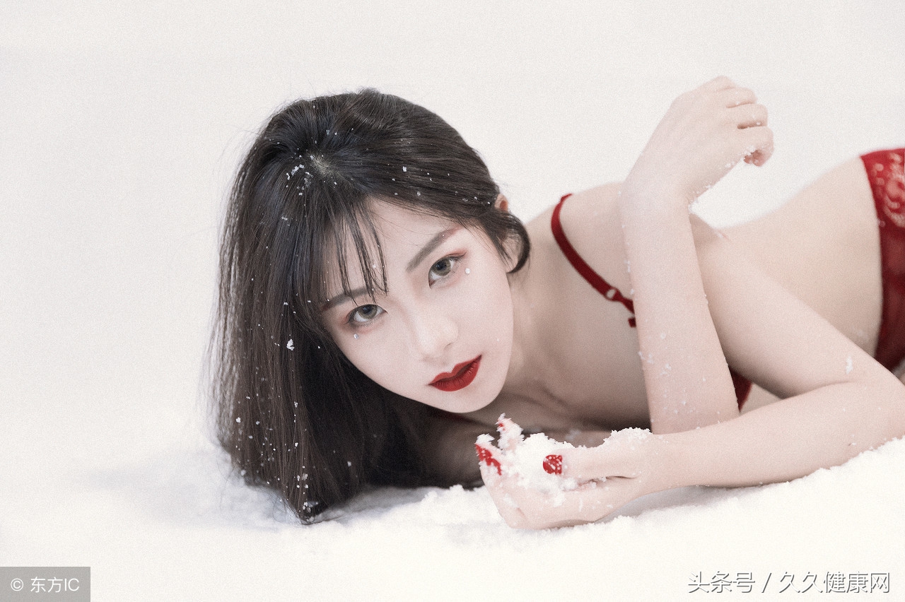 「两性」20多岁乳头是什么颜色，女人乳头颜色深是男人多么？