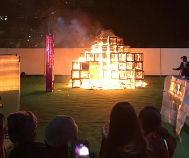 企鹅娘吐槽:你认为大叔和萝莉之间存在纯洁的爱情吗?