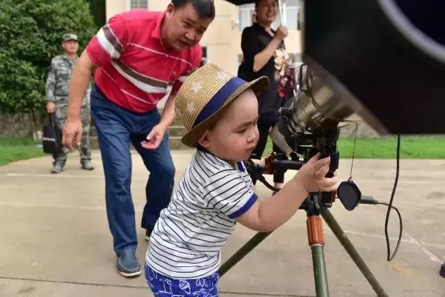 盘点军人与家人团聚的感动瞬间,这组军人和儿子的照片令人动容