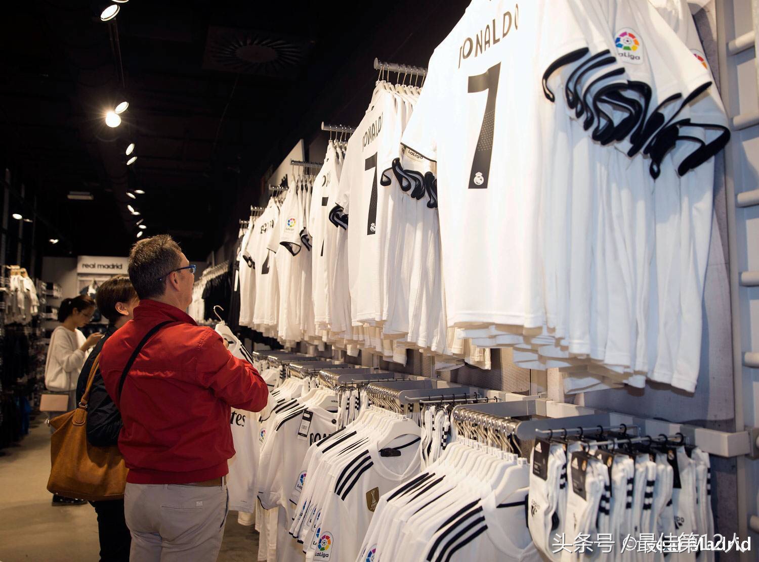 皇马新赛季客场球衣彩色印号,皇马8-19赛季球衣细节