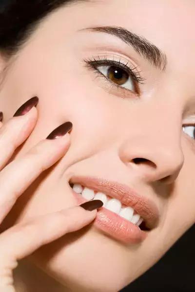 好的妆容需要好的底妆,底妆怎么画出磨皮的妆容效果