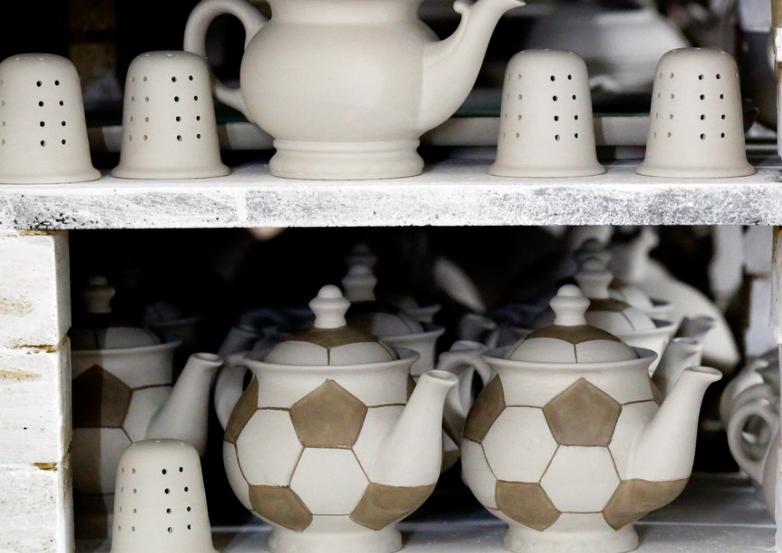 世界杯陶瓷纪念品,俄罗斯世界杯吉祥物摆件