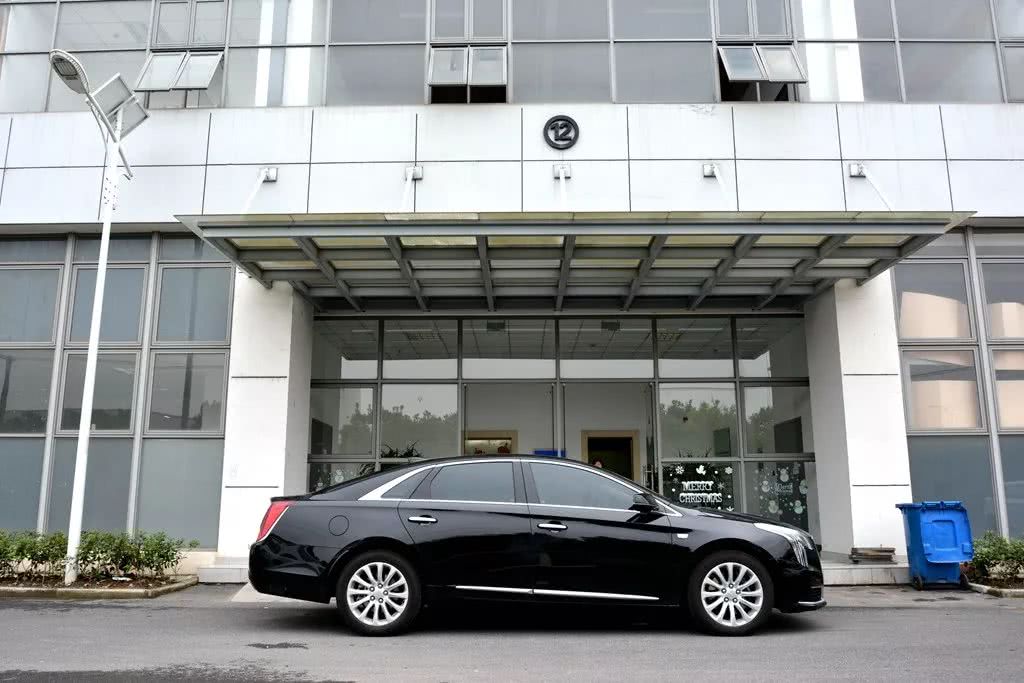 膨胀了、膨胀了！小俩口开着凯迪拉克豪车玩转上海滩！