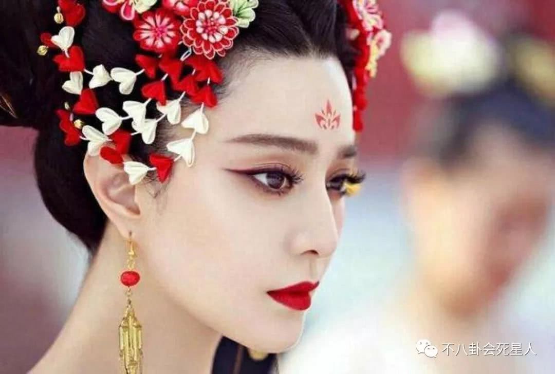 昆凌浓妆前后对比照,大眼女明星素颜