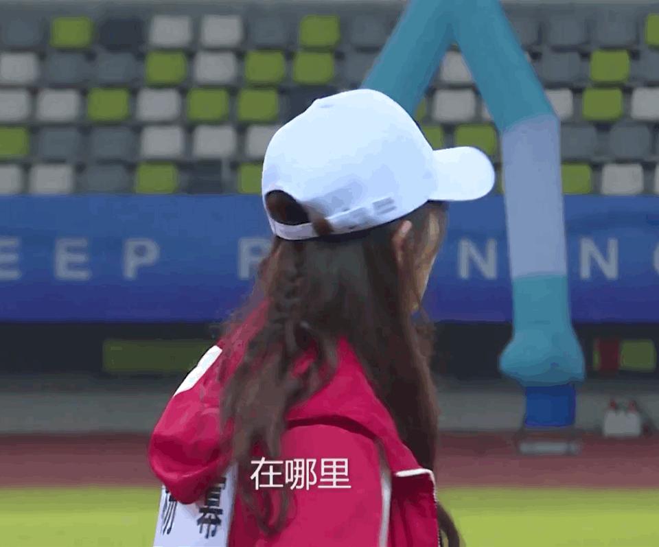 杨幂奔跑吧踢足球是哪一期,杨幂参加跑男踢足球运动范儿满满