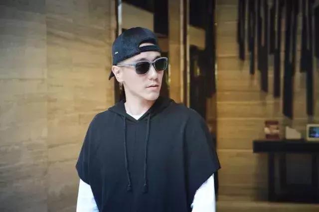 长脸女人最好看的发型,长脸适合什么样的发型