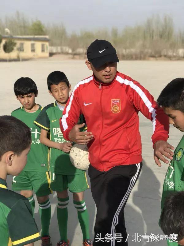 喀什捐赠足球,新疆喀什足球少年