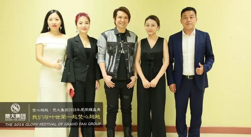 带着娃做着生意真不容易,带着小娃做生意