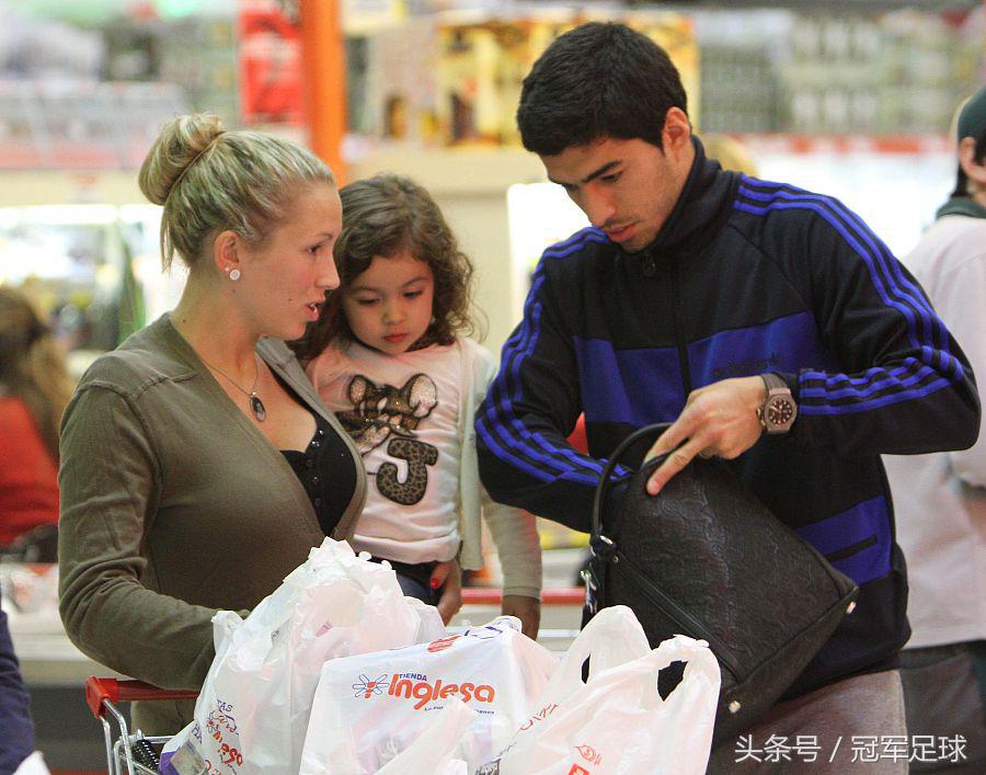 天才在左疯子在右讲的是什么故事,苏亚雷斯世界杯梅开二度