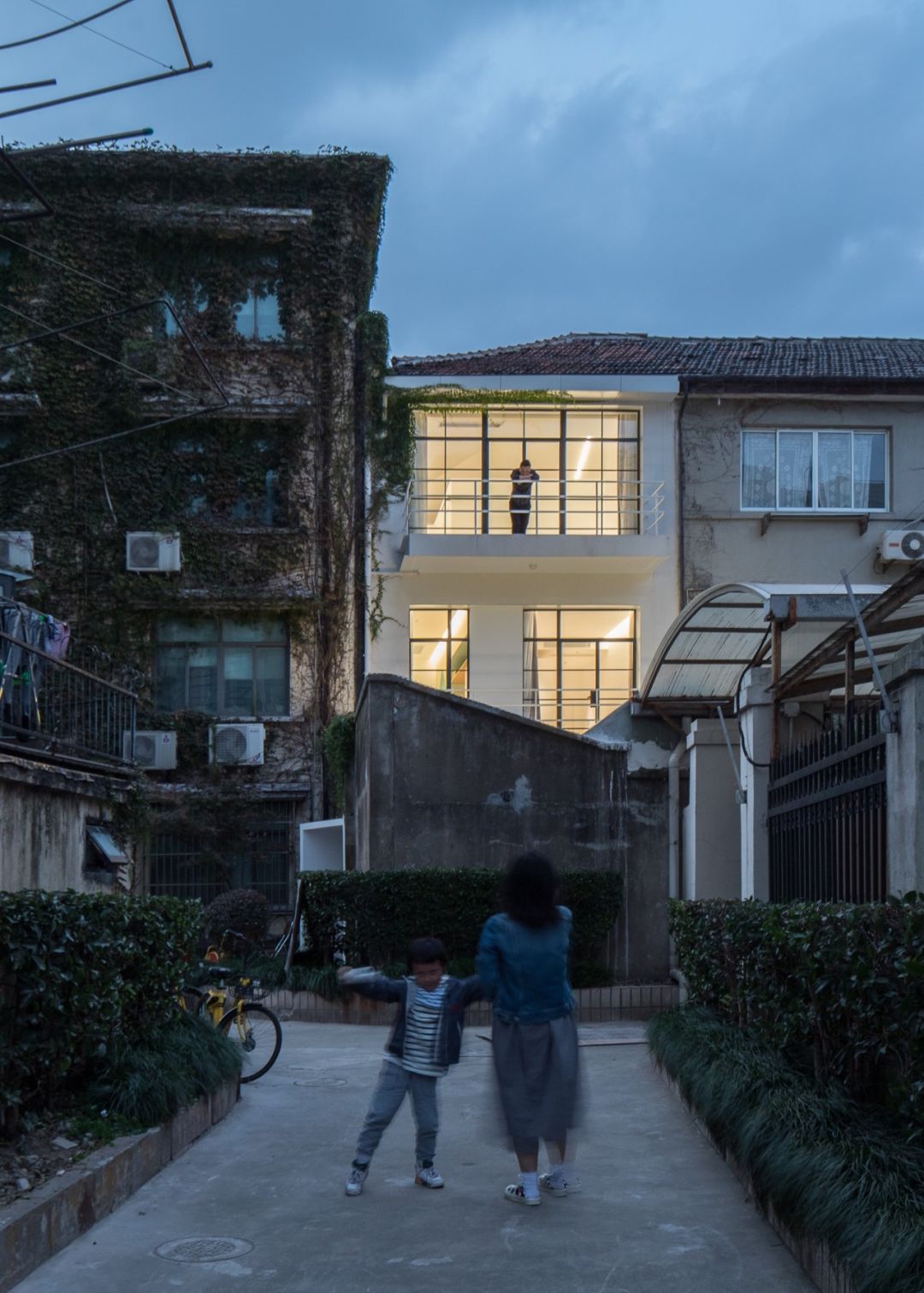 连树都种进房子！71岁高龄老房爆改“回春”，从危房到美宿，不只是惊艳！