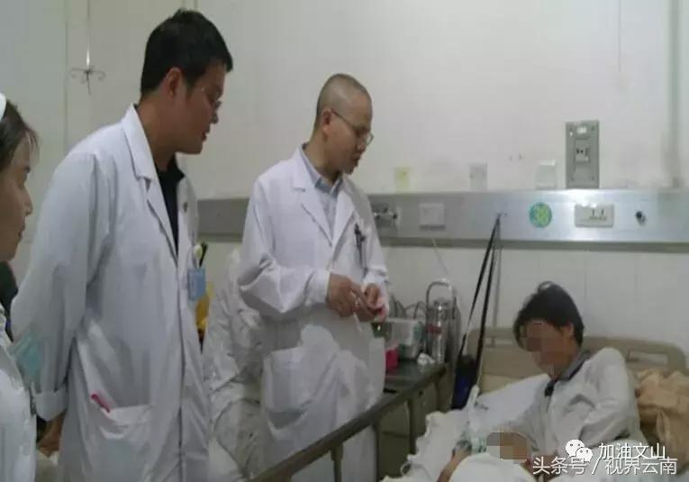 八岁小孩被砍断双手送到医院,8岁孩子被亲爹砍伤