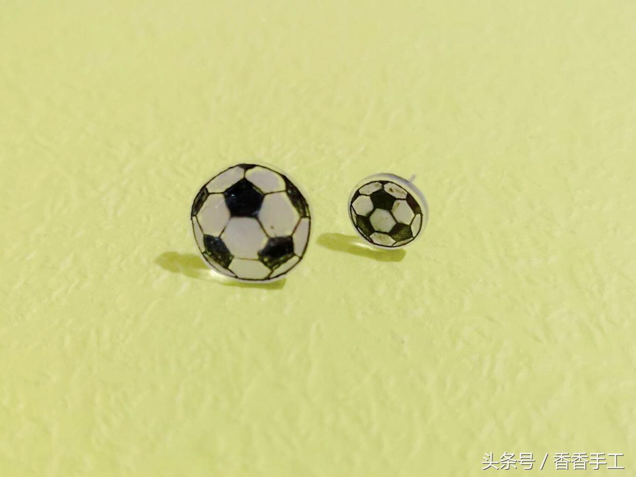 世界杯将至，是时候做些什么来庆祝下了，那么就做一个足球耳钉吧