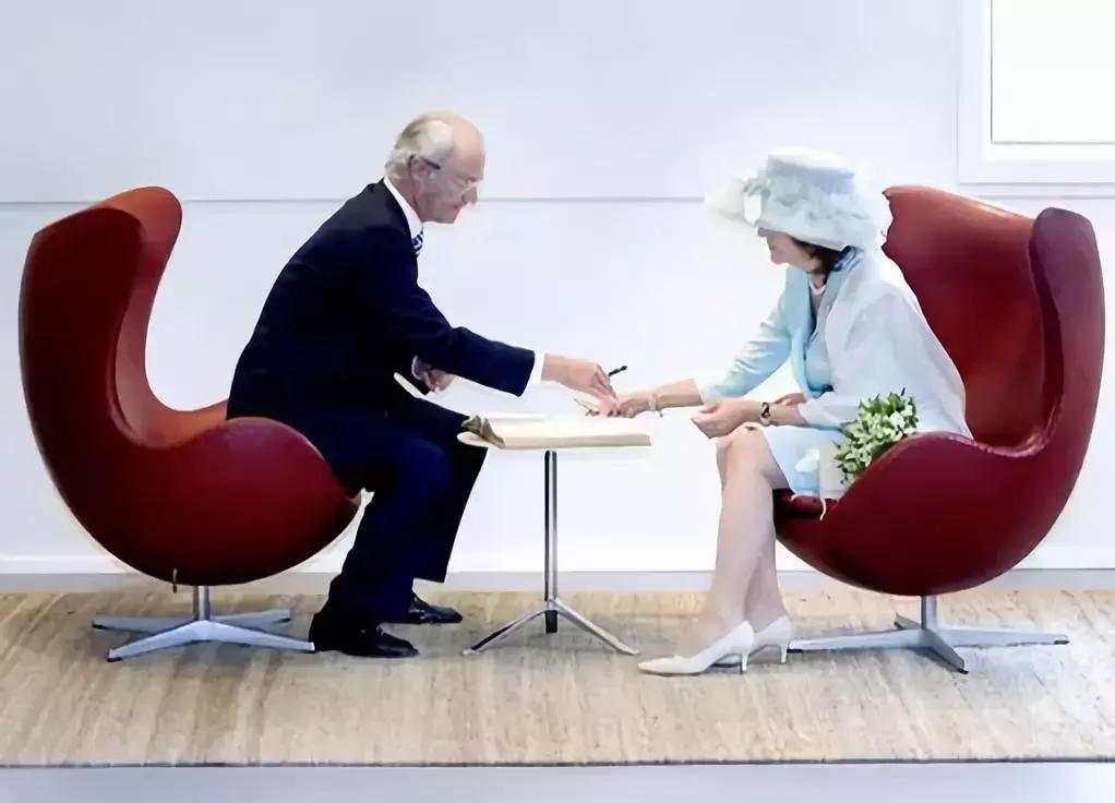 坐着六十年代椅子,小时候的椅子好怀旧