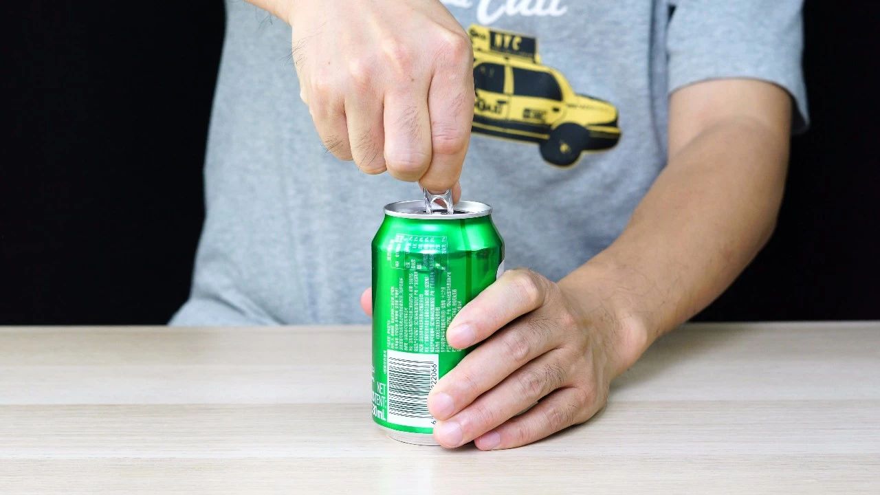 开雪碧怎样才不会喷出来？很简单，1个小动作就搞定