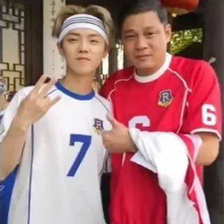 鹿晗踢球被表扬的视频,鹿晗王永珀踢足球