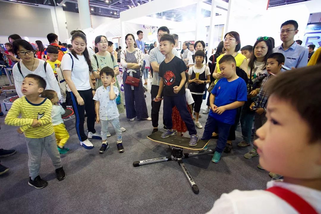 杭州人对未来的好奇心彻底爆发！10多万人在江边“看到了未来”！