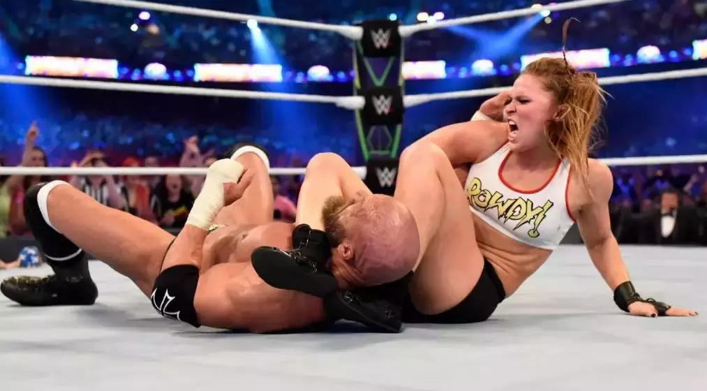 wwe最帅服装,罗曼雷恩斯不穿防弹衣